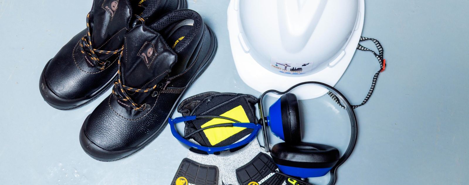 Equipamento de protecção individual: botas de segurança, capacete, óculos, protectores auriculares e luvas.